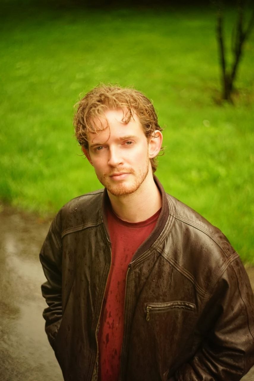 Janis Hanenberg Porträt von Janis Hanenberg, Sprecher und Dozent für Grundlagen Sprechen und Textgestaltung an der Theaterakademie Stuttgart